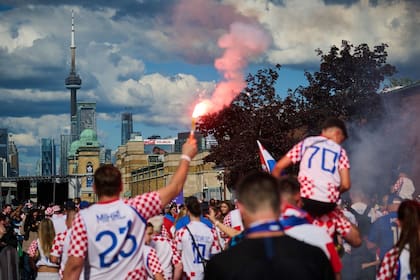 Hinchas de Croacia van al estadio de Toronto, donde gozarán de un 1-0 sobre Panamá; el Mundial es una fiesta, también en Norteamérica.