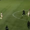 Hinchas encapuchados interrumpieron un partido y agredieron a los jugadores