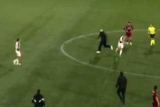Hinchas de Danubio encapuchados entraron a la cancha y agredieron a los jugadores