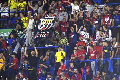 Hinchas de DIM, en la Bombonera