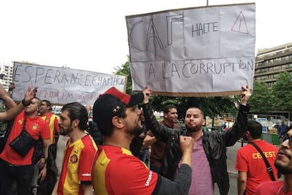 Hinchas de Esperance, de Túnez, se manifiestan frente al hotel parisiense donde se reunían directivos de la Confederación Africana de Fútbol; también había simpatizantes del otro equipo finalista, el marroquí Wydad.