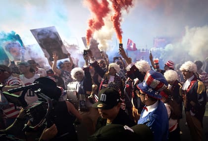 Hinchas de Estados Unidos alientan a su selección en la previa del partido con Turquía