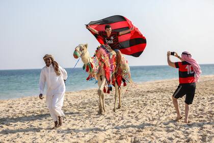 Hinchas de Flamengo en las playas de Doha, donde se jugará mañana la final del Mundial de Clubes.