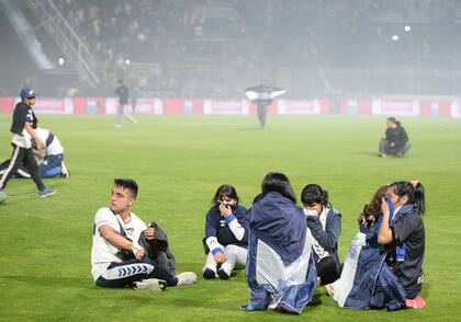 Hinchas de Gimnasia de La Plata afectados por los gases lacrimógenos