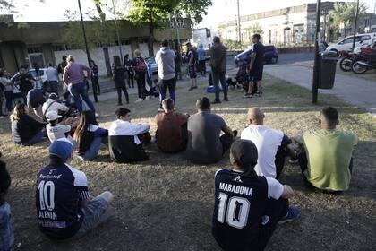 Hinchas de Gimnasia y allegados al fallecido durante los incidentes del partido en la espera de la llegada del cuerpo a la funeraria de Tolosa