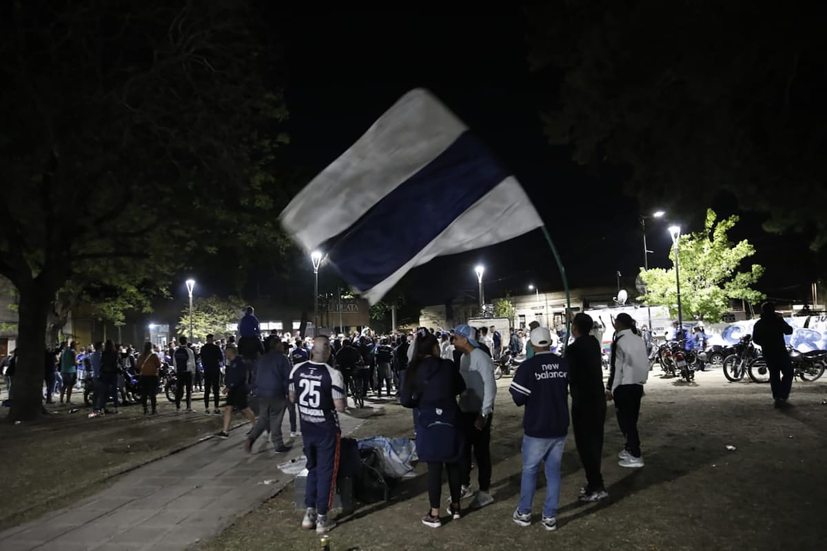 Hinchas de Gimnasia y Esgrima La Plata se concentraron en los alrededores de la sala velatoria en la que fue despedido Cesar "Lolo" Regueiro.