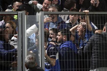 Hinchas de Gimnasia y Esgrima reaccionan luego de que la policía arrojara gases lacrimógenos