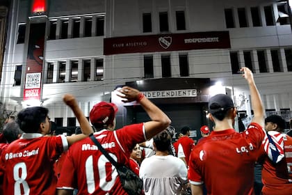 Hinchas de Independiente se congregan frente a la sede del club, en Avellaneda