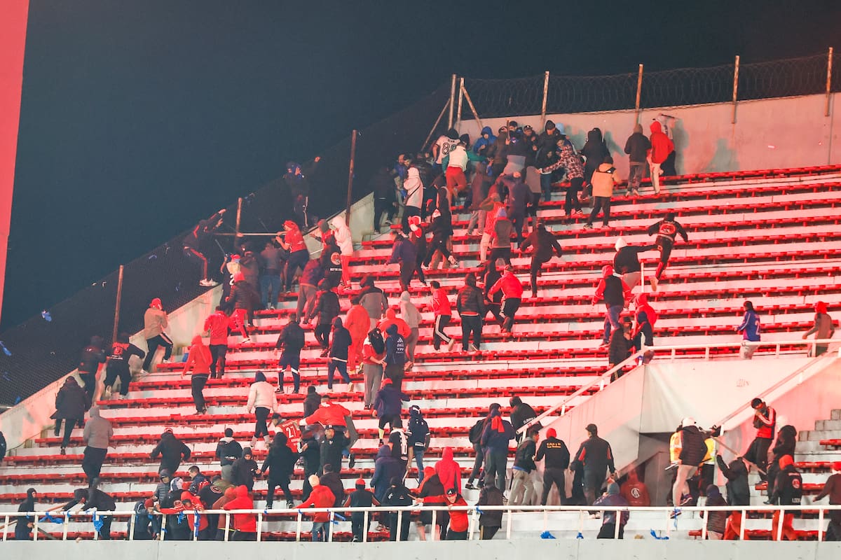 Hinchas de Independiente y Universidad de Chile se enfrentaron en las tribunas