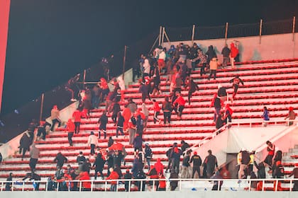 Hinchas de Independiente y Universidad de Chile se enfrentaron en las tribunas