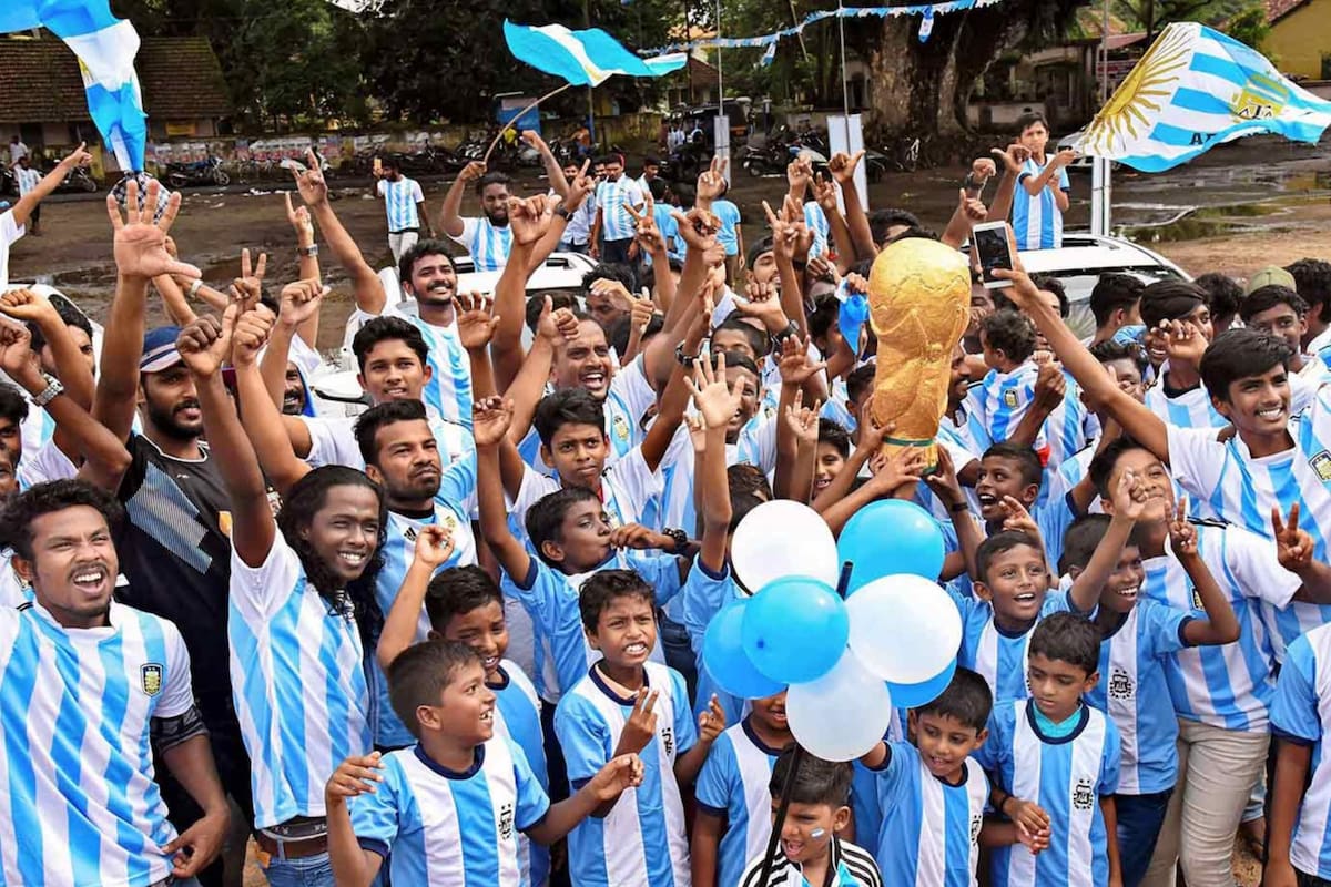 Hinchas de Kerala con la camiseta de la selección argentina