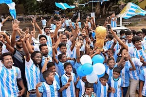 Hinchas de Kerala con la camiseta de la selección argentina