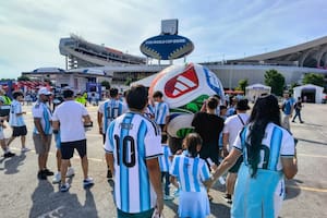 El estadio abrió sus puertas y se multiplica la llegada de hinchas argentinos en Kansas City