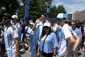 Los hinchas argentinos comienzan a llegar al estadio, que abrirá sus puertas en menos de dos horas