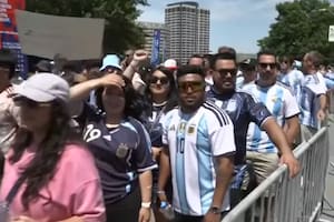 Los hinchas argentinos comienzan a llegar al estadio, que abrirá sus puertas en menos de dos horas