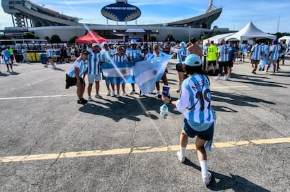 Hinchas de la selección argentina en la entrada al estadio Arrowhead de Kansas City
