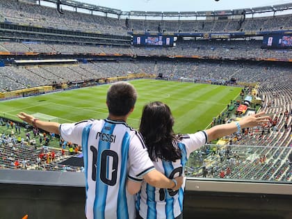 Hinchas de la selección argentina en la previa del partido que definirá al campeón del mundo 2026