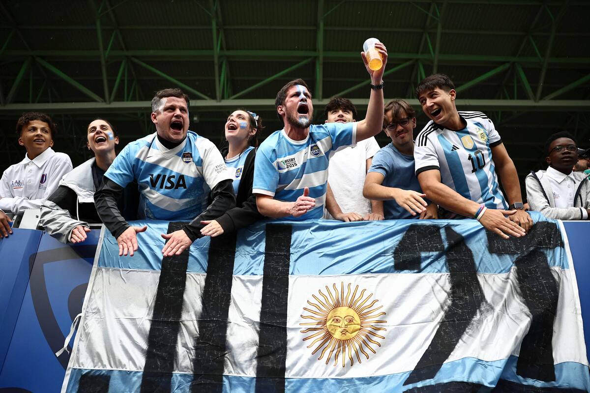 Hinchas de los Pumas en Saint-Etienne para ver el partido ante Samoa, por la tercera fecha del grupo D del mundial de Francia