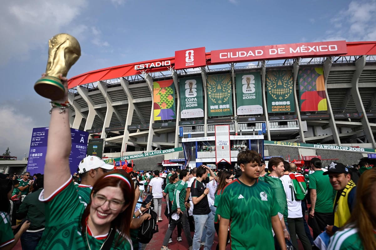 Hinchas de México en las afueras del Azteca, antes del partido inaugural del Mundial