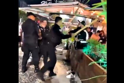 Hinchas de Olimpia fueron golpeados por la policía de Río de Janeiro en Copacabana
