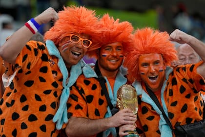 Hinchas de Países Bajos esperan el inicio del partido de fútbol ante Países Bajos en el Estadio Al Thumama, en Doha