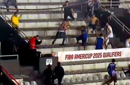 Hinchas de Peñarol y Quilmes, de Mar del Plata, enfrentados cara a cara