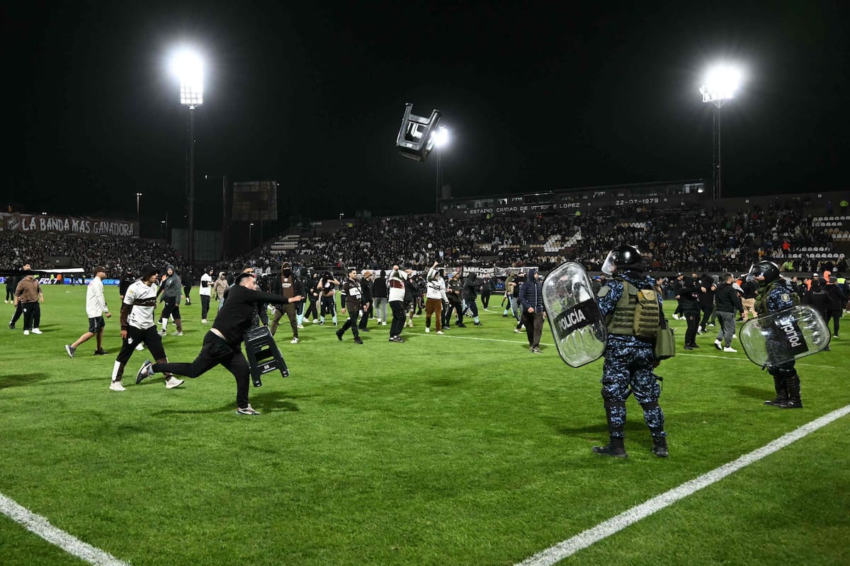 Hinchas de Platense se enfrentan con la policía al término del partido de vuelta de los cuartos de final de la Copa Libertadores entre Platense y Fluminense, disputado en el estadio Ciudad de Vicente López