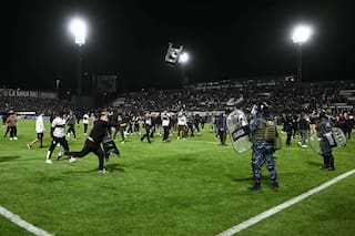 El violento final de Platense-Fluminense: invasión de hinchas, robo de bandera y golpes entre los bancos