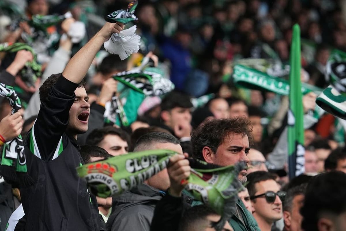 Hinchas de Real Racing Club, de Santander, en un momento de euforia