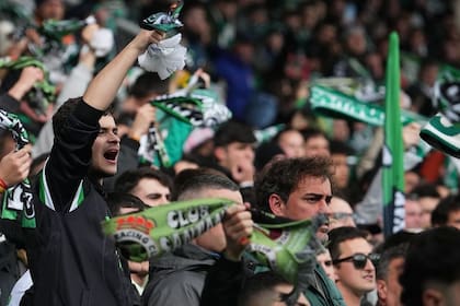 Hinchas de Real Racing Club, de Santander, en un momento de euforia