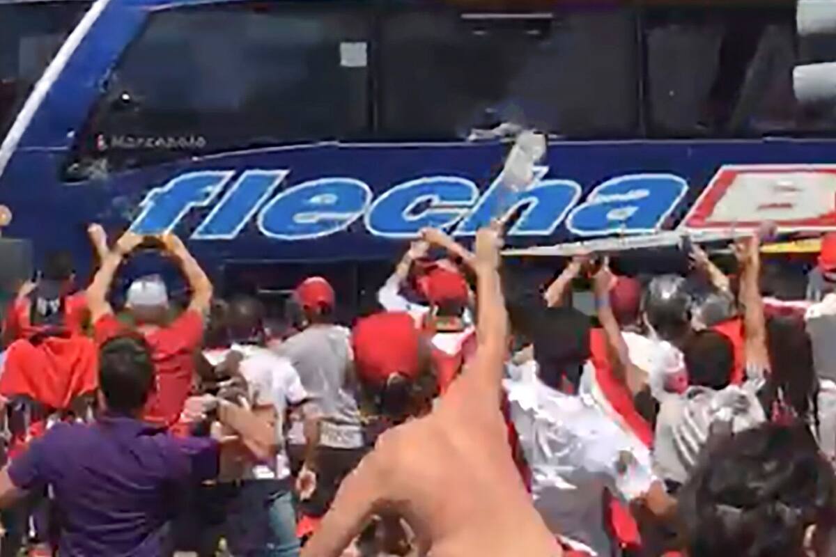 Hinchas de River agreden el micro de Boca