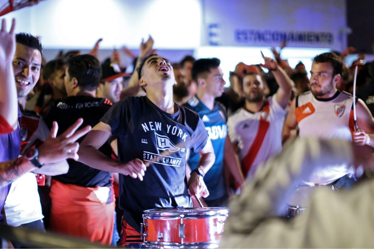Hinchas de River en Lima.