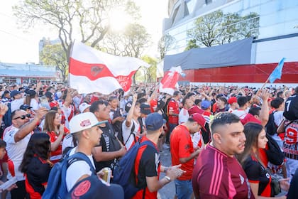 Hinchas de River en la cancha para el banderazo en apoyo previo almpartido por la semi de Libertadores.