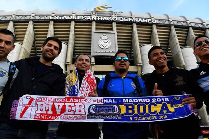 Hinchas de River y Boca en la puerta del Bernabéu, donde este domingo se definirá quién gana la Copa Libertadores.