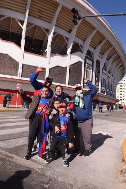 Hinchas de Tigre en el estadio de Huracán, para la semifinal con Argentinos Juniors