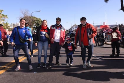Hinchas de Tigre en el estadio de Huracán, para la semifinal con Argentinos Juniors