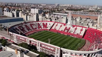 Hinchas de Tigre y de Argentinos Juniors, en la cancha de Huracán