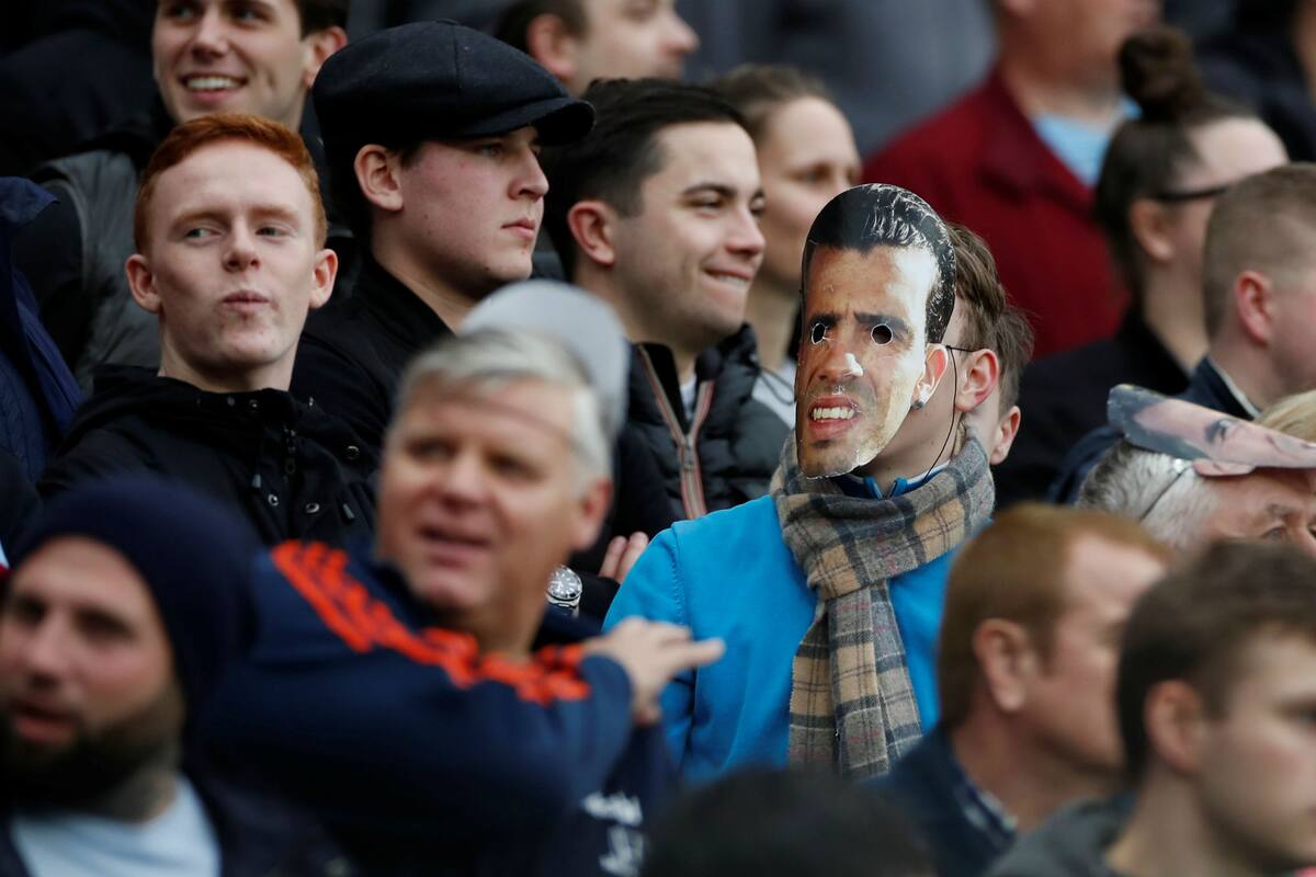 Hinchas de West Ham, con caretas de Carlos Tevez durante el partido frente a Sheffield United.
