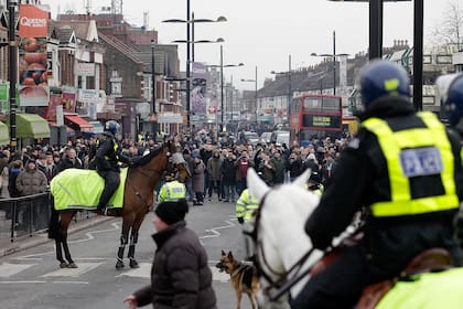Hinchas de West Ham son escoltados por la policía hacia el estadio antes del partido ante Millwall por el Championship: fue el último antecedente entre ambos el 4 de febrero de 2012