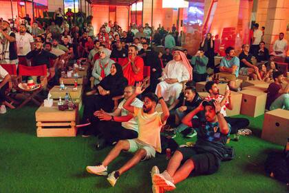 Hinchas en el área de Mushaireb, en Doha. (Tasneem Alsultan/The New York Times)