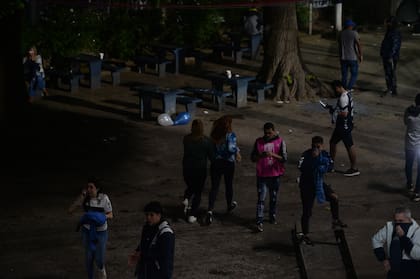 Hinchas en las afueras del estadio Juan Carmelo Zerillo