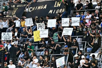 Hinchas en otras secciones del BMO Stadium mostraron carteles con lemas como "Immigrants make America" y "Cuando la injusticia se convierte en ley, la resistencia se convierte en deber"
