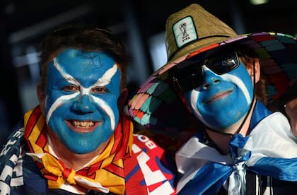 Hinchas escoceses posan en la previa del partido entre su equipo y Haití, en Boston