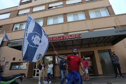 Hinchas de Gimnasia en una clínica donde fue internado Maradona.