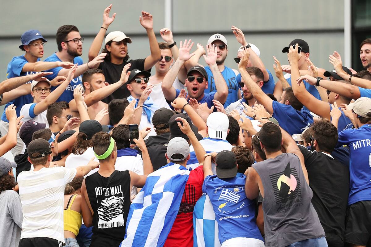 Hinchas griegos, pusieron el color en el Abierto de Autralia