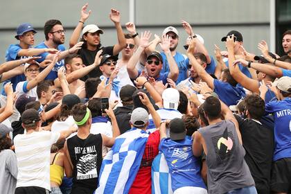 Hinchas griegos, pusieron el color en el Abierto de Autralia
