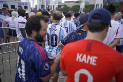 Hinchas ingresan al estadio
