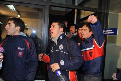 Hinchas irrumpen en la reunión