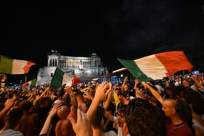 Hinchas italianos festejan la celebración de su selección en la Eurocopa en la Piazza del Popolo