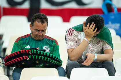 Hinchas mexicanos se lamentan al quedar afuera del Mundial Qatar 2022